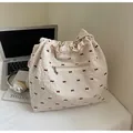 Cream mesh tote bag with red bow print and zipper pocket for summer vacation - Rice White (No Pendant)
