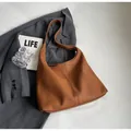 Braune Hobo-Tasche aus Kunstleder mit Lychee-Narbung und breitem Schultergurt - Braun
