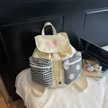Mini canvas rugzak in gebroken wit met roze hartborduursel en vakken met diverse patronen - Geel