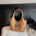 Bolso tote de lona marrón con bordado de felpa azul y asas de cuero para mujer - Caramelo
