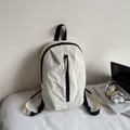 Zaino minimalista in nylon beige con cerniera nera a contrasto e tessuto resistente all'acqua - senza ciondolo / Bianco avorio
