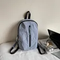 Zaino in nylon azzurro con cerniere nere in un ambiente moderno dallo stile minimal - senza ciondolo / Blu
