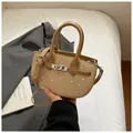 Khaki gewebte Satteltasche mit dekorativen Kristallen und Metallschnallenverschluss - Khaki