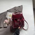 Mini mochila de charol rojo con cierre giratorio plateado y cadena metálica - Rojo