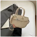 Elegante cremeweiße Satteltasche mit Strasssteinen und Schlangenmuster-Struktur - Weiß