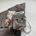 Mochila plateada metalizada con detalles de cadena y un tierno colgante de oso - Plateado