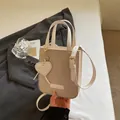 Mini bolso tote en tejido beige con colgante de corazón y correa de hombro ajustable - Blanco Roto