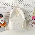 Détail du sac à dos en velours côtelé crème avec étiquette latérale et texture douce - Blanc Cassé
