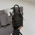 Secchiello nero chic con motivi geometrici traforati al laser e coulisse interna bianca - Nero
