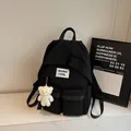 Zaino nero minimalista con toppa bianca e grazioso ciondolo a forma di orsetto - Con Ciondolo / Nero