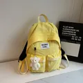 Zaino per studenti giallo zenzero minimalista con ciondolo a orsetto e tasche multiple - Con Ciondolo / Giallo