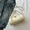 Sac à main cylindrique crème avec motif matelassé, bandoulière chaîne et nœud en dentelle - Blanc