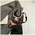 Mini borsa a scacchi grigio scuro con manico in pizzo bianco e ricamo di cucciolo carino - Nero