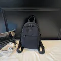 Sac à dos minimaliste en nylon noir avec logo en métal pour étudiants et le quotidien - Noir