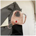 Mini borsa a tracolla rosa a quadretti con ricamo a cane e bordo in pizzo bianco - Rosa