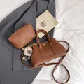 Braunes Set aus Tragetasche und Etui mit Litschimaserung und Lamm-Anhänger - Mit Anhänger / Braun