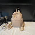 Sac à dos étudiant en nylon kaki minimaliste avec poche avant à rabat et poches latérales - Khaki