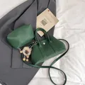 Damenhandtaschen-Set aus grünem Leder mit Lychee-Muster und kleinem Plüsch-Anhänger - Mit Anhänger / Grün