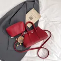 Rote Shell-Tasche aus genarbtem Leder mit Clutch und süßem Löwen-Plüschanhänger - Mit Anhänger / Rot