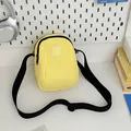 Borsa a tracolla gialla in nylon con cinturino nero regolabile e logo geometrico - Stile di base / Giallo