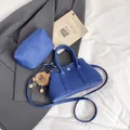 Königsblaue Schultertasche aus Leder mit passender Clutch und Bärenanhänger - Mit Anhänger / Blau