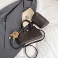 Dunkelbraune Handtasche aus Leder mit passender Tasche und Plüschlöwen-Anhänger - Mit Anhänger / Braun