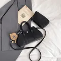 Schwarzes Taschen-Set mit Litschi-Muster, Umhängeriemen und Plüschbär-Anhänger - Mit Anhänger / Schwarz