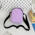 Borsa a conchiglia leggera in nylon lavanda per donna con ricamo e tracolla nera - Stile di base / Viola