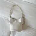 Minimalistische cremeweiße Beuteltasche mit dünnem Riemen und rundem Münztäschchen-Anhänger - Weiß