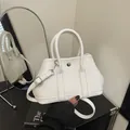Elegante weiße Handtasche aus Litschi-Leder mit Silberschnalle und abnehmbarem Gurt - Ohne Anhänger / Weiß