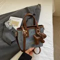 Sac seau en jean bleu clair avec finitions en cuir marron et breloque chien - Avec Pendentif / Noir