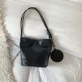 Minimalistische schwarze Beuteltasche aus PU-Leder mit Doppelriemen und kleiner Münztasche - Schwarz