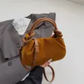 Sac à bandoulière chic en daim jaune moutarde avec détail de poignée tressée - Marron