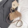 Khaki Schultertasche aus genarbtem Leder mit Doppelgriffen und Silbernieten - Ohne Anhänger / Khaki