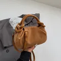 Sac bandoulière en daim marron caramel avec poignée torsadée et design rétro épuré - Kaki
