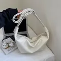 Bolso bandolera de media luna blanco crema en piel sintética suave con correa ajustable - Blanco Roto