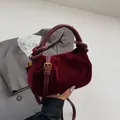 Sac à bandoulière plissé en velours bordeaux élégant avec bandoulière réglable - Rouge