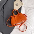 Luxuriöse orangefarbene Ledertasche mit Litschi-Muster, Seitenflügeln und Doppelgriffen - Ohne Anhänger / Orange