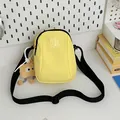 Mini borsa a tracolla in nylon giallo con tracolla regolabile e ciondolo in peluche - Con Ciondolo / Giallo