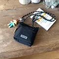 Borsa a secchiello in nylon nero con tracolla in corda a righe e ciondolo carino - Nero