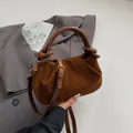 Sac à bandoulière en daim marron vintage avec poignée en cuir et boucle décorative - Marron