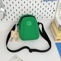 Borsa a tracolla verde in nylon leggero con ciondolo di peluche e tracolla regolabile - Con Ciondolo / Verde