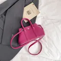 Schultertasche aus litchi-leder in kräftigem rosarot mit silberschnalle und gurt - Ohne Anhänger / Fuchsia