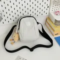 Borsa a tracolla in nylon beige con cinturino nero regolabile e ciondolo di peluche - Con Ciondolo / Grigio