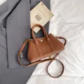 Elegante braune Umhängetasche aus genarbtem Leder mit runden Griffen und Metallschloss - Ohne Anhänger / Braun