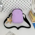 Borsa a tracolla in nylon viola con ricamo e ciondolo a forma di mostro giallo - Con Ciondolo / Viola