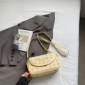 Gelbe und cremefarbene Karo-Baguette-Tasche mit Herzstickerei und silbernen Bodenfüßen - Gelb ohne Anhänger