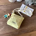 Borsa a secchiello in nylon giallo chiaro con logo ChicCraze e tracolla in corda di cotone - Giallo