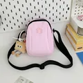 Borsa a tracolla rosa in nylon con logo esagonale e ciondolo di peluche carino - Con Ciondolo / Rosa