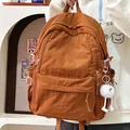 Grote schoolrugzak in karamelbruin met pluche hanger en meerdere ritsvakken - Roodbruin Met Hanger